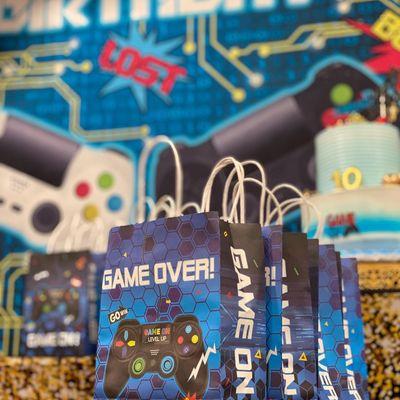 Game Over party decoration @balloonsbyreina