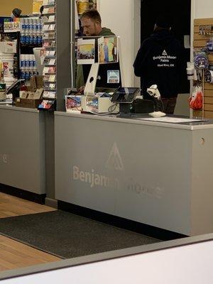 Not all staff wear masks, even when customers arrive in the store. This employee never masked.