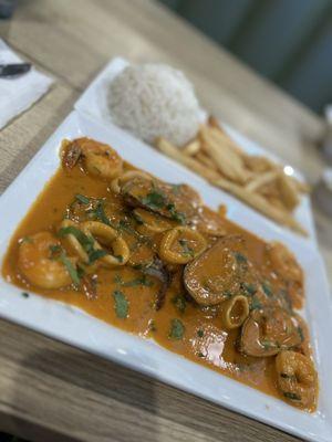 Pescado a lo Macho with 2 sides