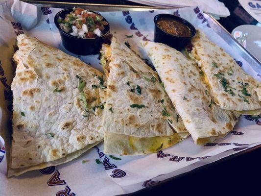 Chicken quesadilla con kevin bacon