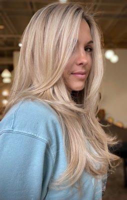 Partial custom blonding
BRILLIANT LUXE x CUT