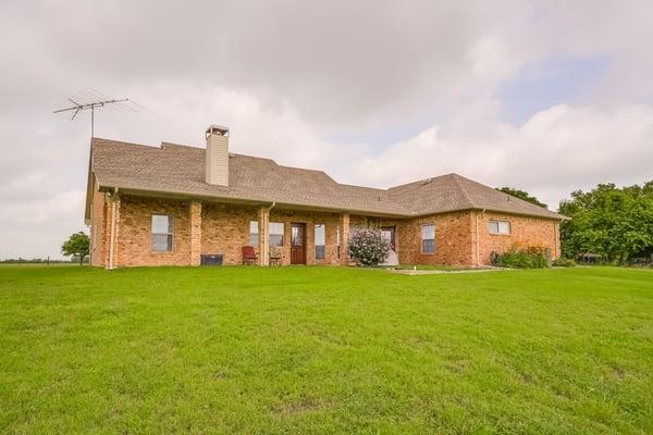 Beautiful, custom, 3 Bedroom, 2 1/2 bath home features 2 living areas, open kitchen with breakfast bar, jetted tub in master ...