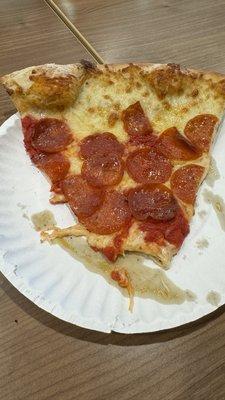 Good, greasy pepperoni pizza slice!