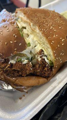 El pan frío, y la carne quemada y dura