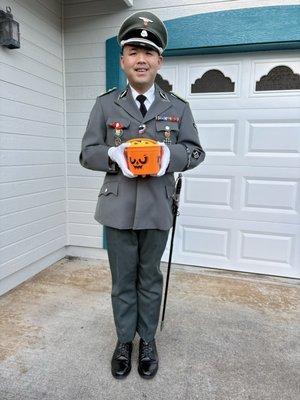 Sorry, my shoelace is untied. I forgot to tie it properly. I was in a hurry.