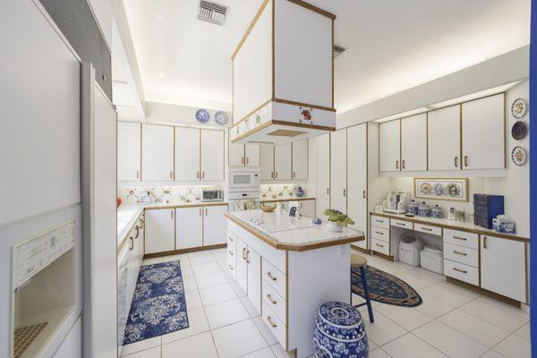 Light and bright kitchen