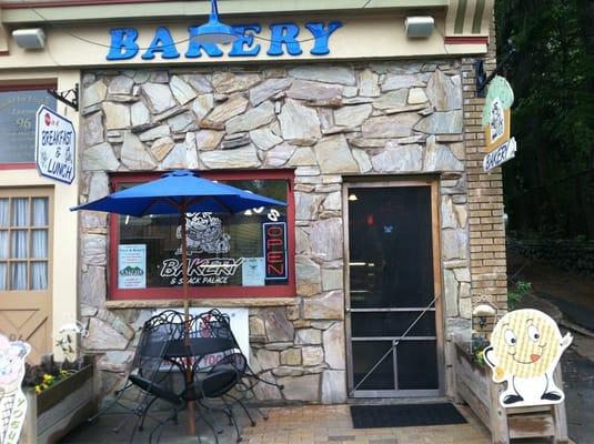 Floyd & Bobo's Bakery & Snack Palace