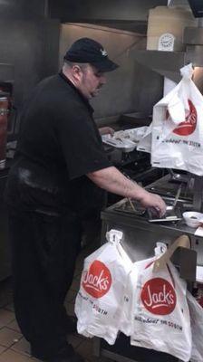 Not wearing gloves... manger ??