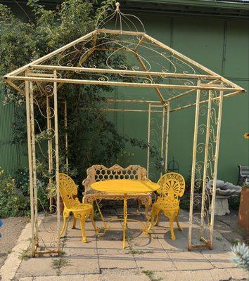 It's like a dollhouse. So cute!