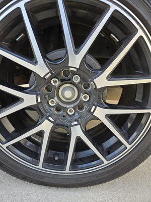 The location where the centercap should have been along where the allenscrew wasn't installed correctly.