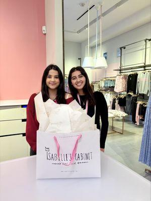 The two chicas that helped us with our gift shopping and wrapping