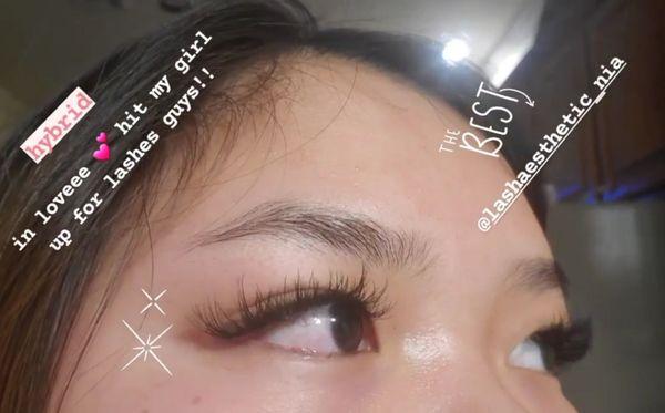 hybrid style lash extensions done by Nia