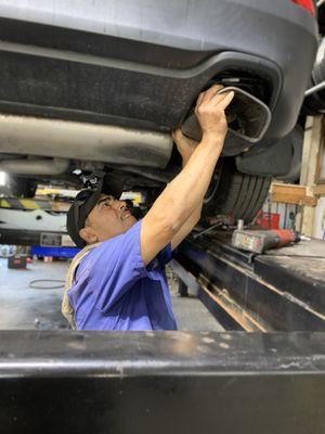 Los Compadres Tire Shop