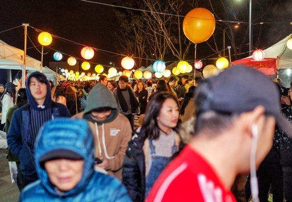 【艾克十年,感恩有你】虽然刚刚下过的阵雨,为当天的夜市添上不小的寒意,但依然挡不住游客们的络绎不绝。
