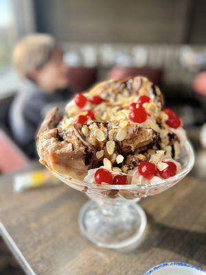 10-scoop sundae