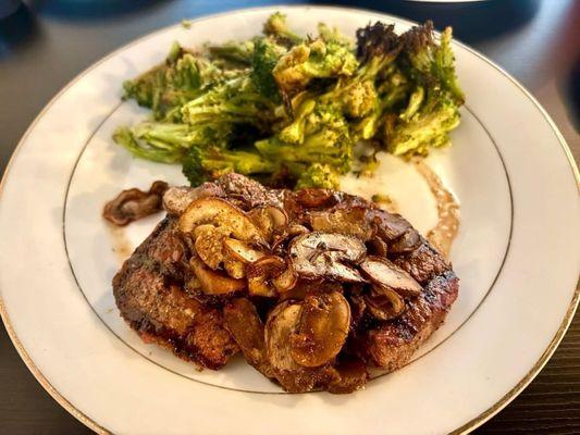 6oz Sirloin steak with mushrooms topping and roasted broccoli