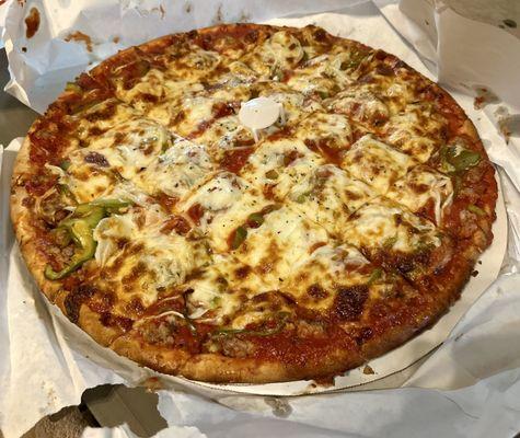 Sausage, onion and green pepper. Very good pizza!!!!