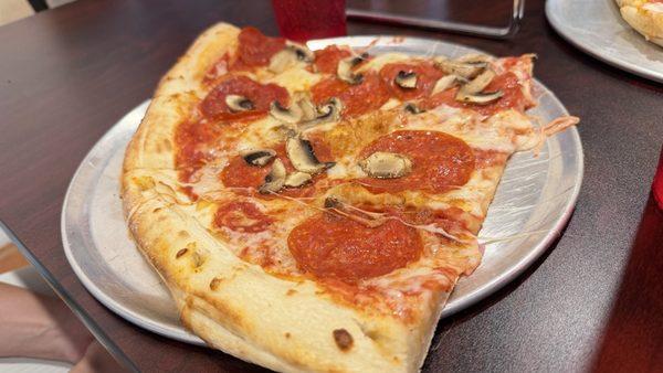 Mushroom and pepperoni pizza slices