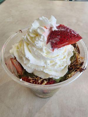 Dubai chocolate strawberry cup