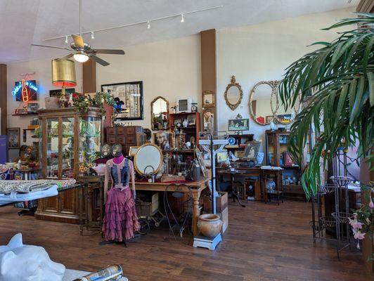 The Cat Vintage & Antiques