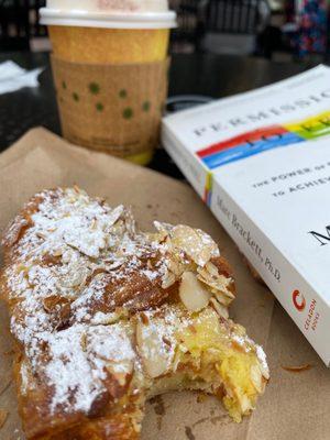 Almond croissant (7/10)