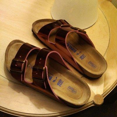 Limited edition Arizona in metallic dark tourmaline red. The soft footbed is excellent!