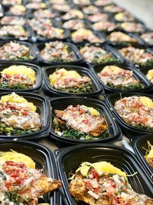 chicken topped with basil, sun dried tomatoes, mushrooms and sauteed spinash served over spaghetti squash 372 calories 25g carbs 36g protein