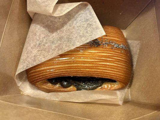 Black sesame pastry