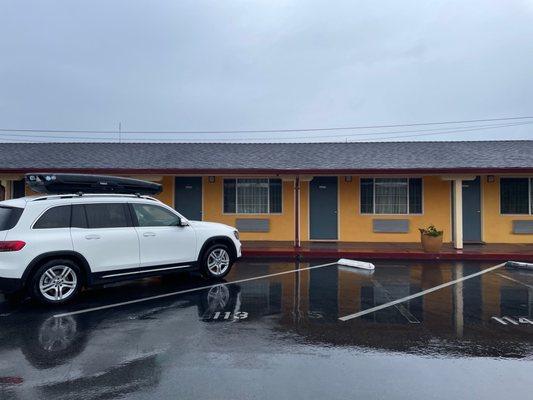 Neat and tidy Americana motor hotel! Awesome! Hot hot water, clean sheets, safe and quiet.