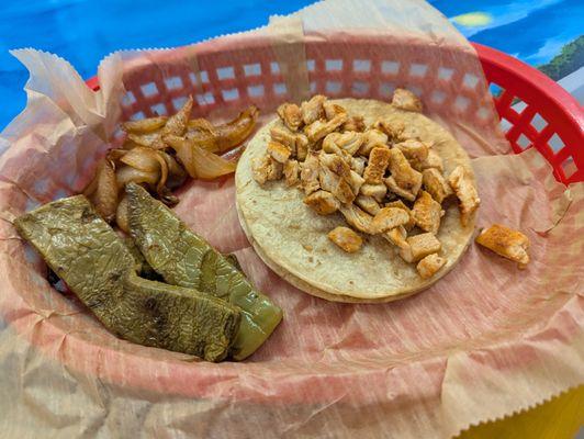 Taco de pollo con napoles (cactus) y cebolla (onion)