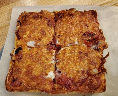 Detroit pepperoni pizza is excellent. Highly recommended!