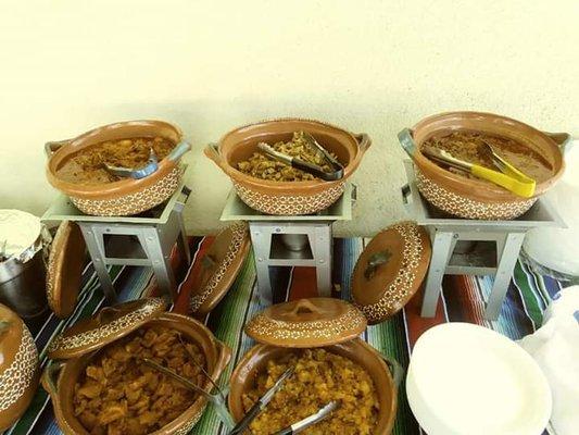 Tacos de guisados servidos en ollitas de barro