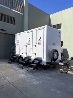4 unit luxury restroom trailer side view