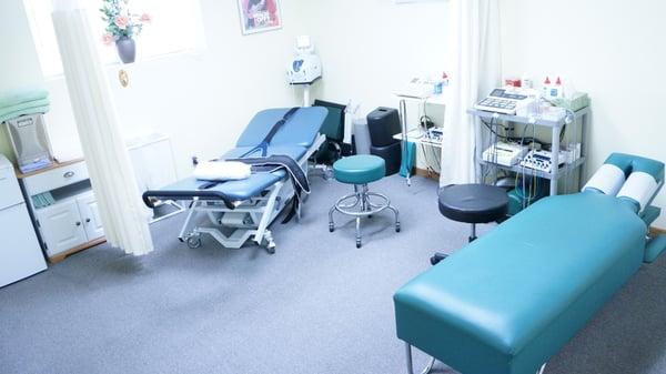 Spinal decompression table and therapeutic equipment