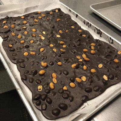 In Glen Ellen you can watch the chocolatiers at work. Here they are making dark chocolate with honey roasted peanuts.