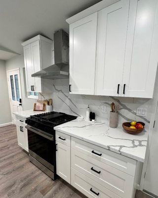 Cabinets: Cool White Shaker
Countertops: Calacatta Flower