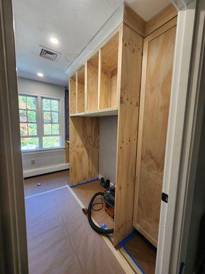 Refinishing custom cabnets in absolutely high quality.