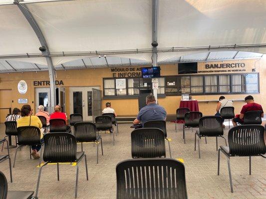 Esperan a que se junte gente para empezar a dar los pasaportes pésima atención