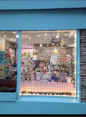 Exterior of this adorable shop!