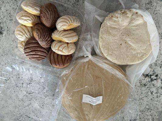Conchitas, flour and corn tortillas.
