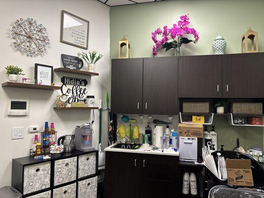 Hace poco abrí una suite de salón. He estado en el negocio durante más de 40 años. También hablo español.