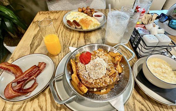 Dulce De Leche French Toast, Grits, Bacon, 10/Fold Breakfast Platter