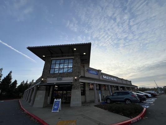 SKECHERS Warehouse Outlet