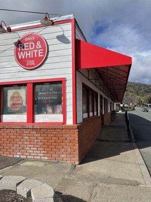 Oak's Red & White Store