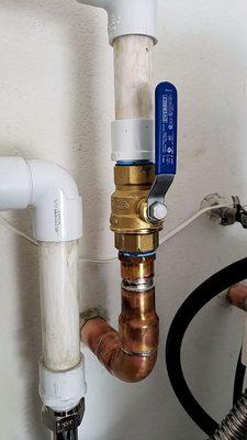 A shut up valve makes easier when replacing the filter cartridge .