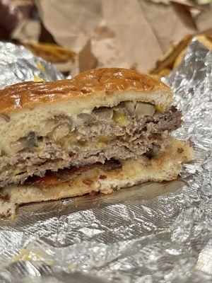 bacon cheeseburger with mushrooms @davideatsdc