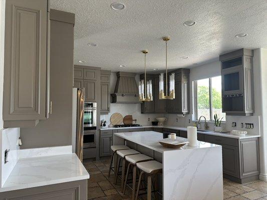 Kitchen with full backsplash and waterfall