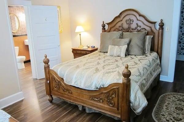 Magnolia Room: 1st floor, queen bed, private bath