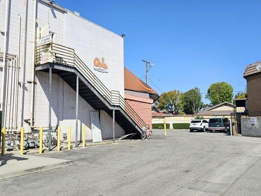 This is the staircase to take. It's behind the supermarket. 3/24/2025