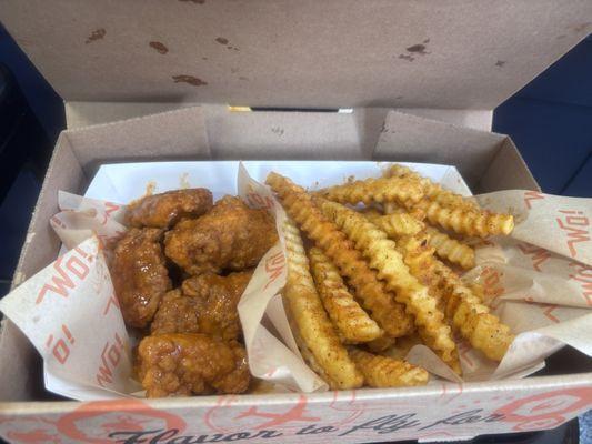 Six piece "cruisin' altitude" boneless wings, with Cajun flavored french fries.